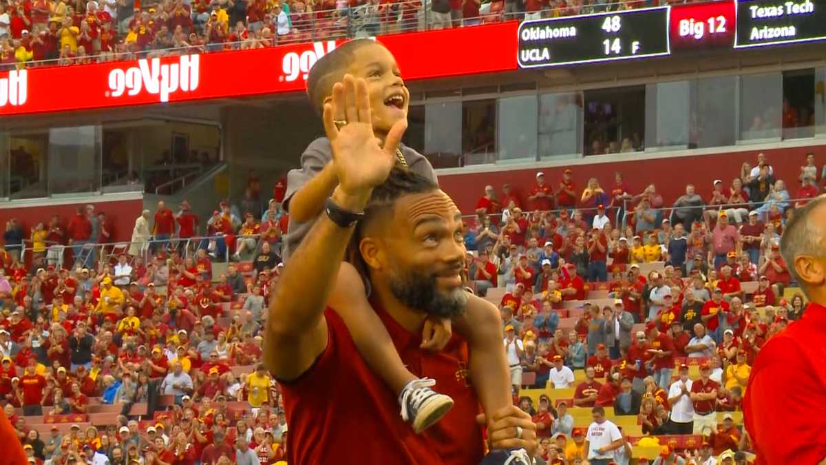 Former Seahawks QB Seneca Wallace to raise the 12 flag