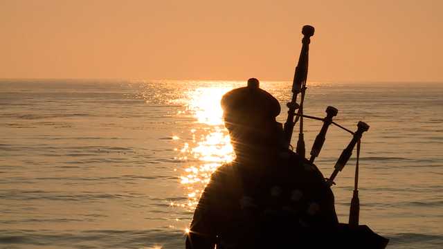 Carmel bagpiper brings joy to beachgoers at sunset as a weekly ritual - Vimarsana News