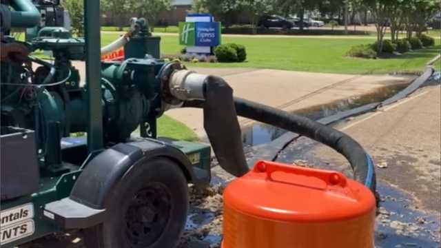 Broken sewer line causes big stink near hotel - Vimarsana News