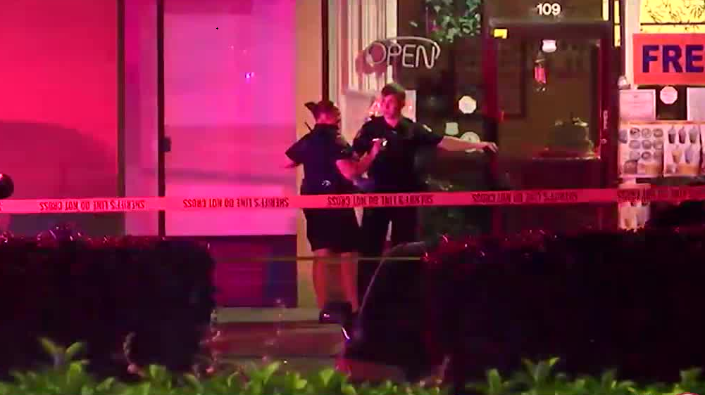 Man dead, 4 wounded after shooting outside Orange County bar, deputies say
