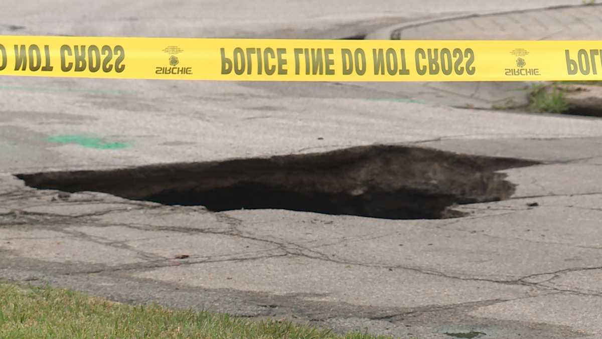 Driver has near miss with sinkhole at 30th, Emmet