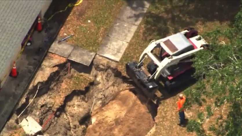 Residents at Orange County apartment complex concerned about open hole on property