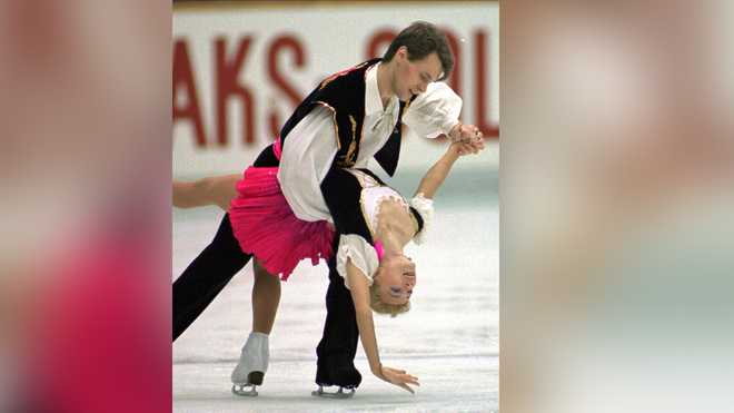 winning pair evgenia shishkova and vadim naumov of russia perform during free skating in the pairs event of the nhk trophy international figure skating competition at nagoya central japan, saturday, dec. 9, 1995. (ap photo/shizuo kambayashi)