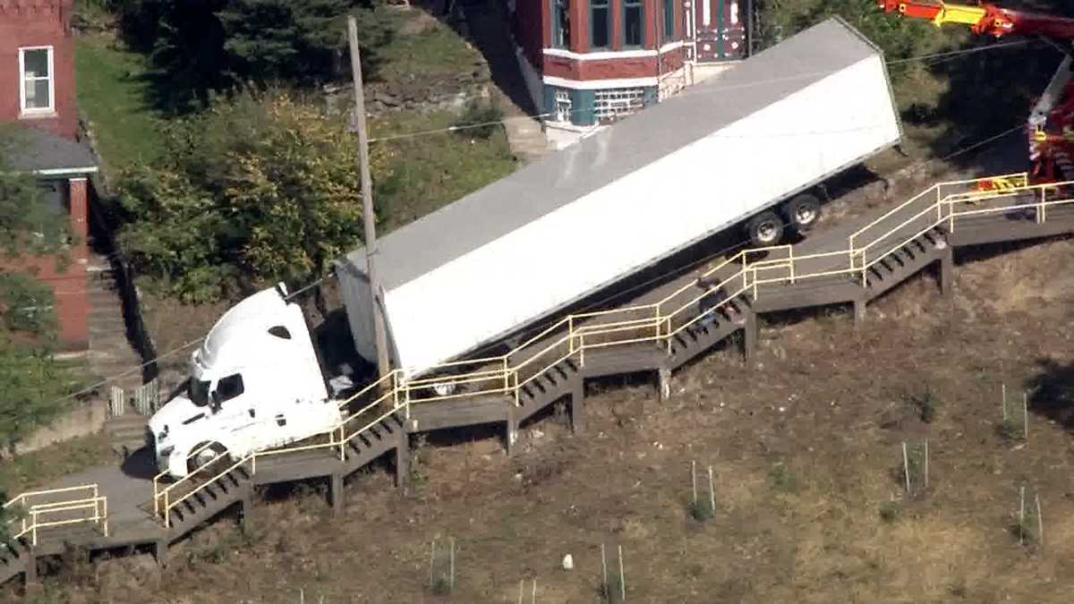 Tractor-trailer stuck in Pittsburgh ﻿California-Kirkbride