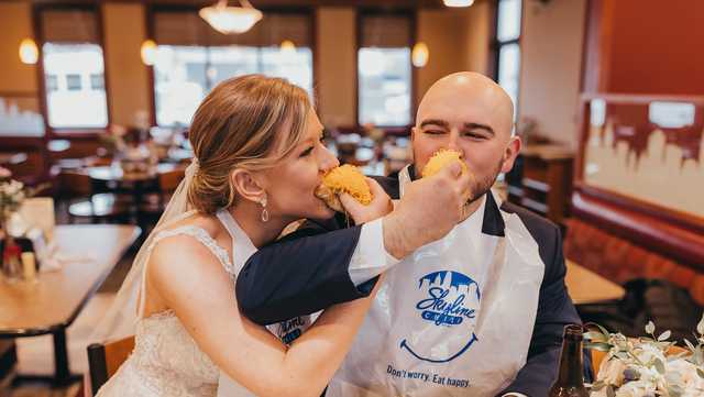 Couple chooses Skyline Chili coneys as post-ceremony snack - Vimarsana News