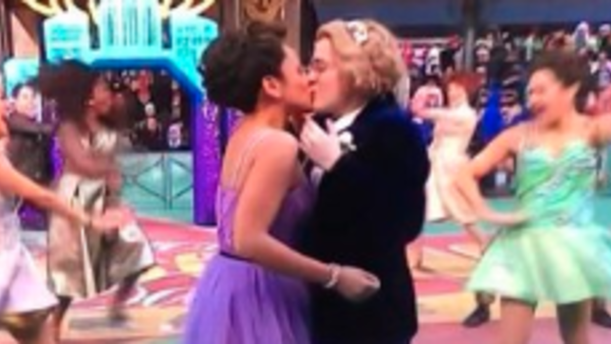 Same Sex Kiss During Thanksgiving Day Parade Goes Viral Called First Lgbtq Kiss In Parade History