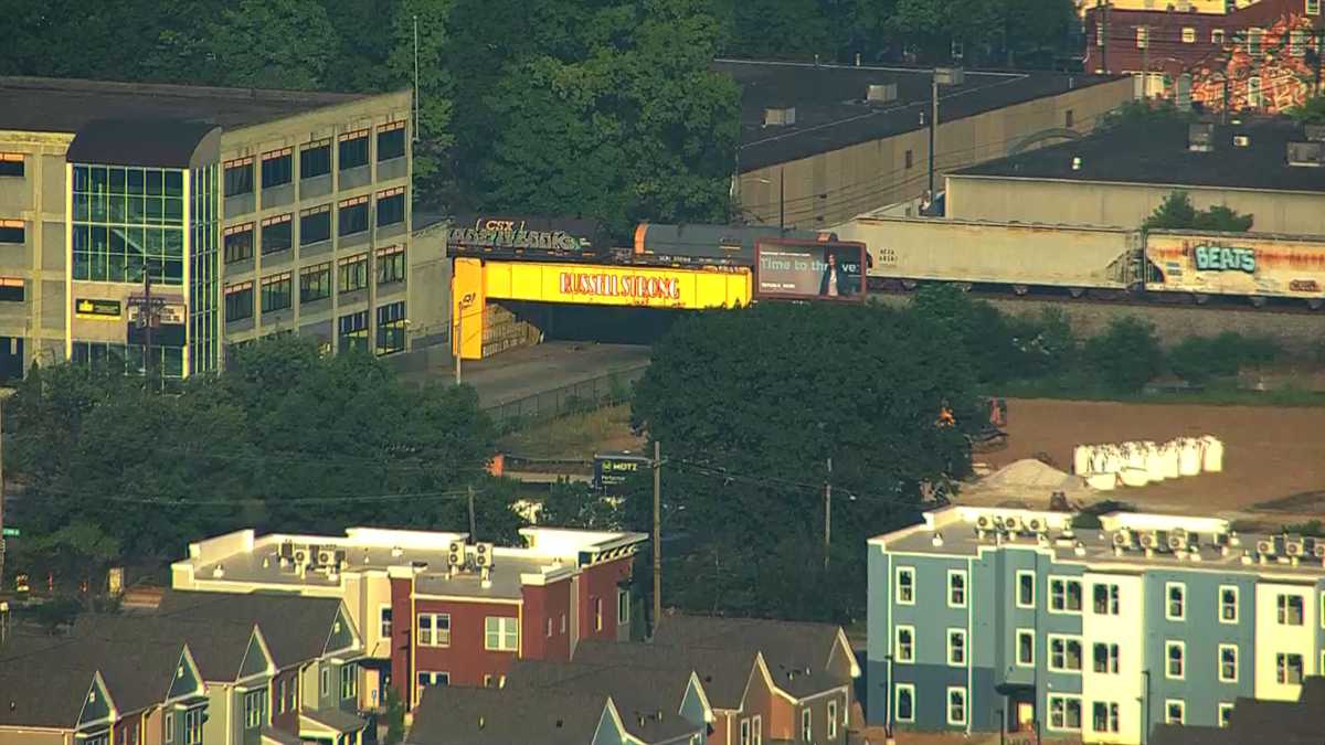 Train Derails in West Louisville, Broadway Closed