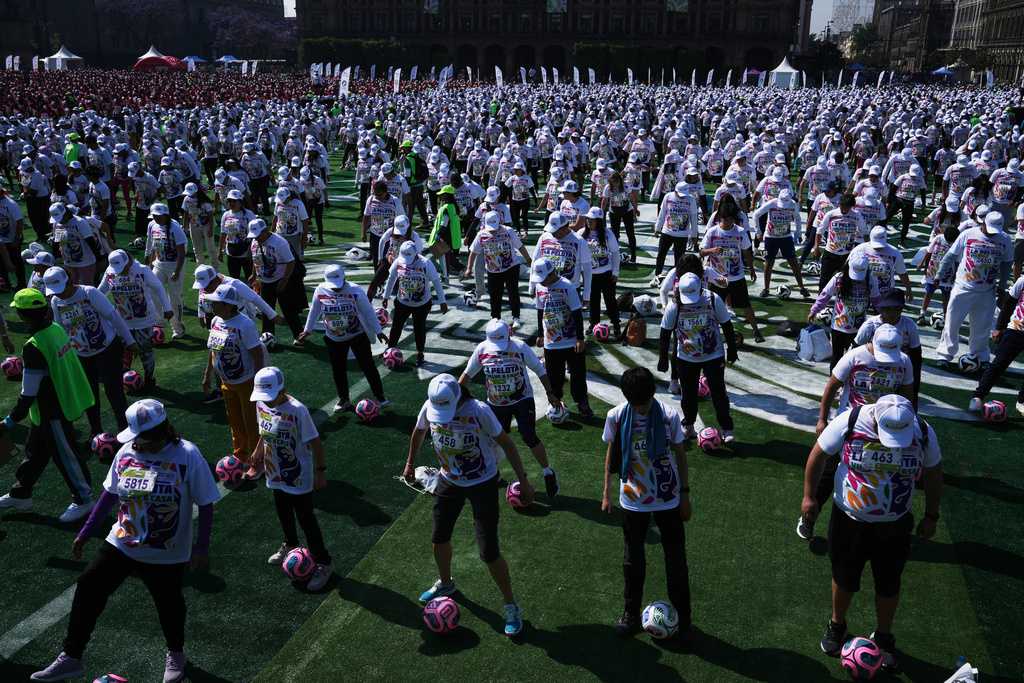Mexico City sets world record for largest soccer class