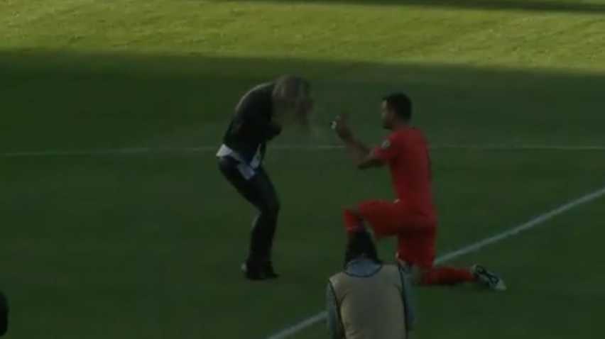 Soccer player proposes to girlfriend before game