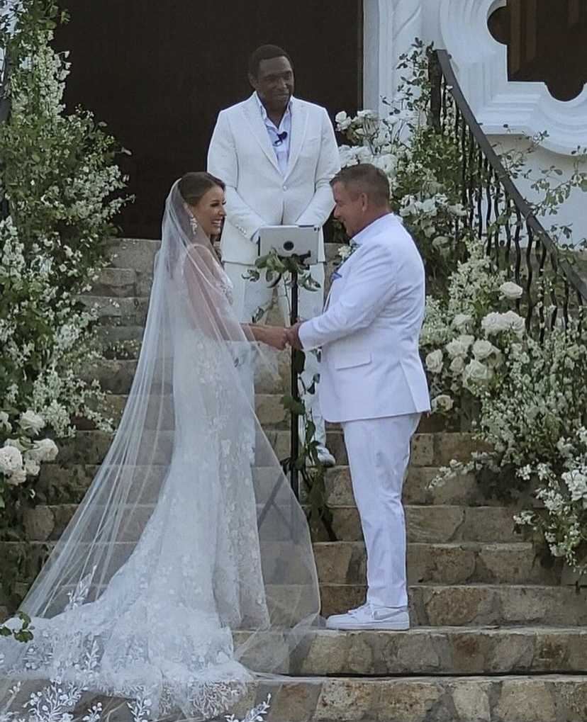 SEAN PAYTON WEDDING PHOTO: Beautiful bride, groom in Nike sneakers and an  NBA legend as officiant