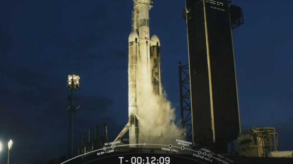 Un razzo SpaceX Falcon Heavy viene lanciato dal Kennedy Space Center