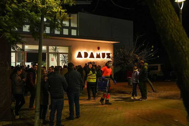 Coordination of emergency teams in the Adamuz sports centre to help the injured and deceased in the derailment of two high-speed trains in the municipality.