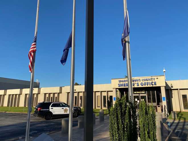علم مكتب شرطة مقاطعة سبارتانبورغ في نصف الموظفين للنائب الذي سقط