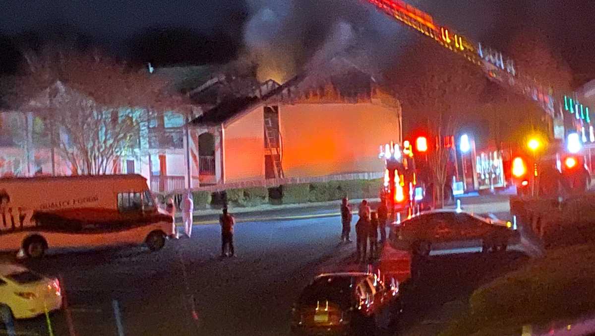 Firefighters battle Spartanburg County apartment complex fire