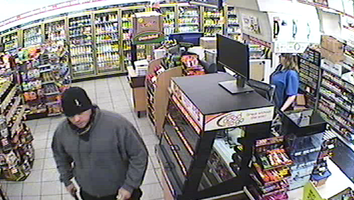 Milwaukee police looking for two men in south side Speedway robbery