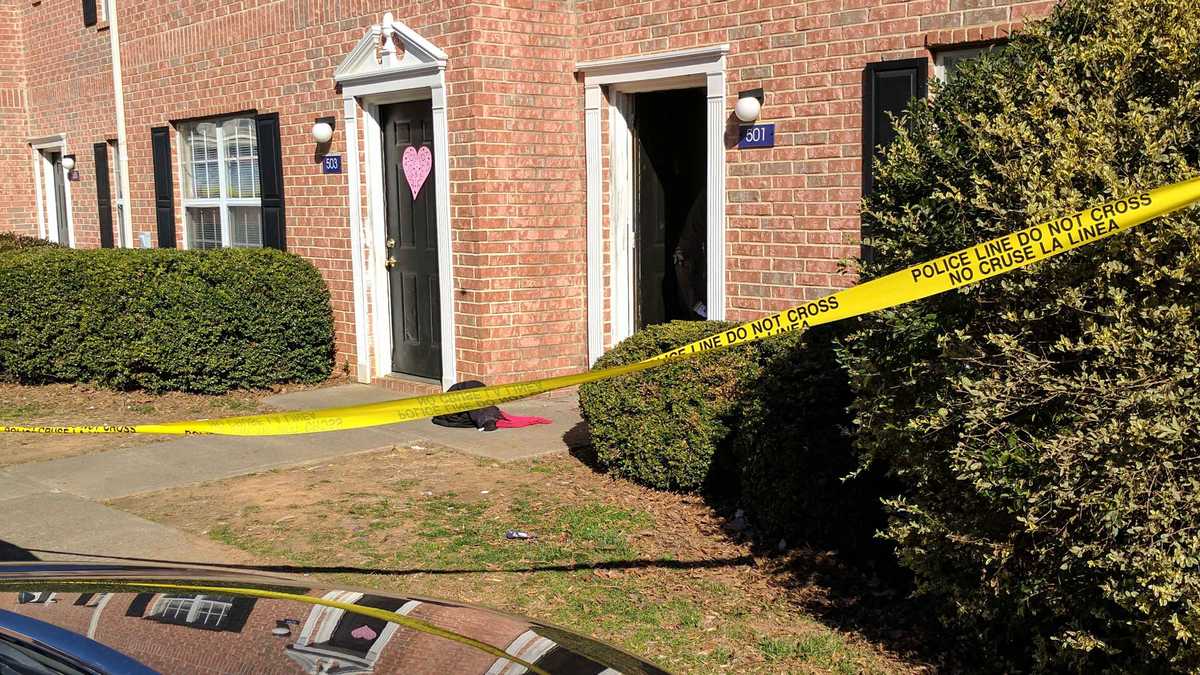 Man suffers fatal stab wounds early Monday