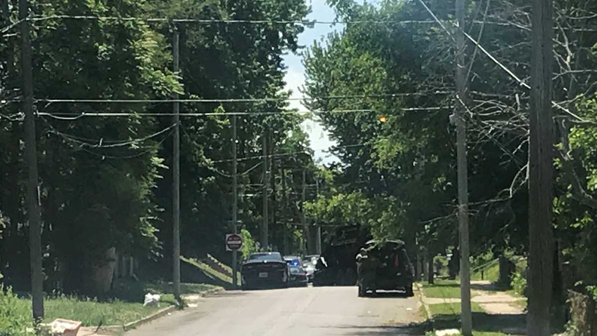 Police standoff in east Kansas City ends peacefully