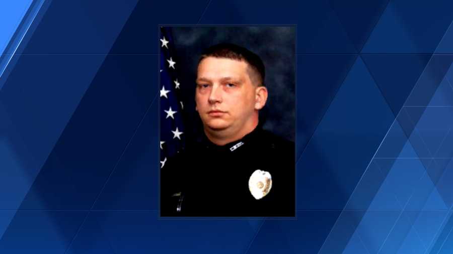 judge-give-little-rock-police-officer-badge-gun-back