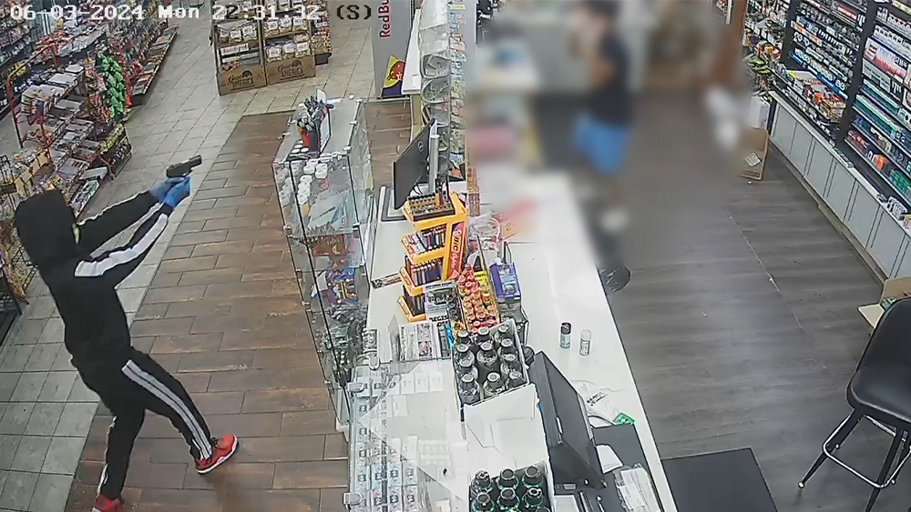 Statesboro: Surveillance video shows gunman robbing store - Vimarsana News
