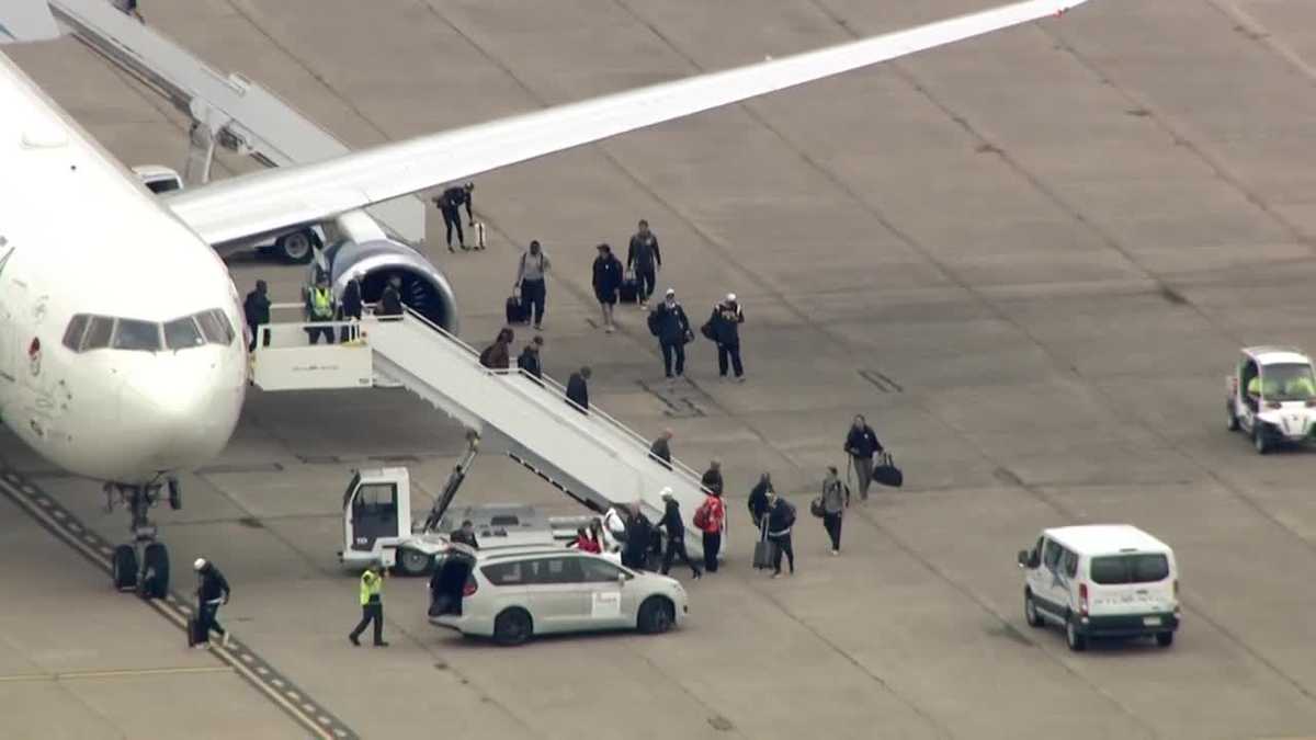 Steelers' team plane makes emergency landing in Kansas City - ABC News