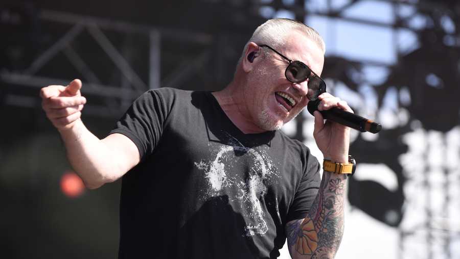 DEL MAR, CA - SEPTEMBER 15:  Steve Harwell of Smash Mouth performs during KAABOO Del Mar at the Del Mar Fairgrounds on September 15, 2017 in Del Mar, California.  (Photo by Tim Mosenfelder/Getty Images)
