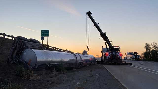 Big rig filled with acid overturns, closes Interstate 5 in Stockton for several hours - Vimarsana News