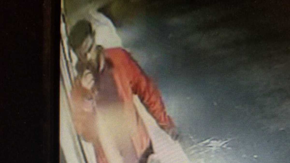 Orlando police search for person accused of stealing car with child inside
