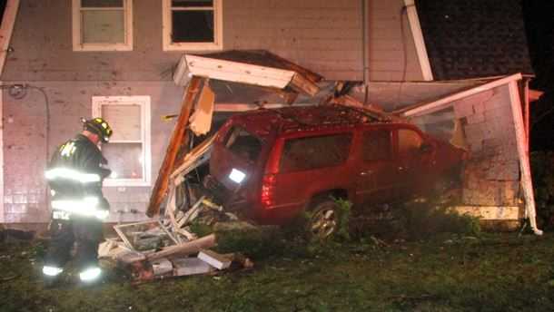 Drunken driver crashes SUV into apartment building - Vimarsana News