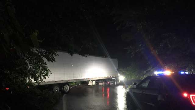 Tractor-trailer driver gets vehicle stuck on the notch - Vimarsana News