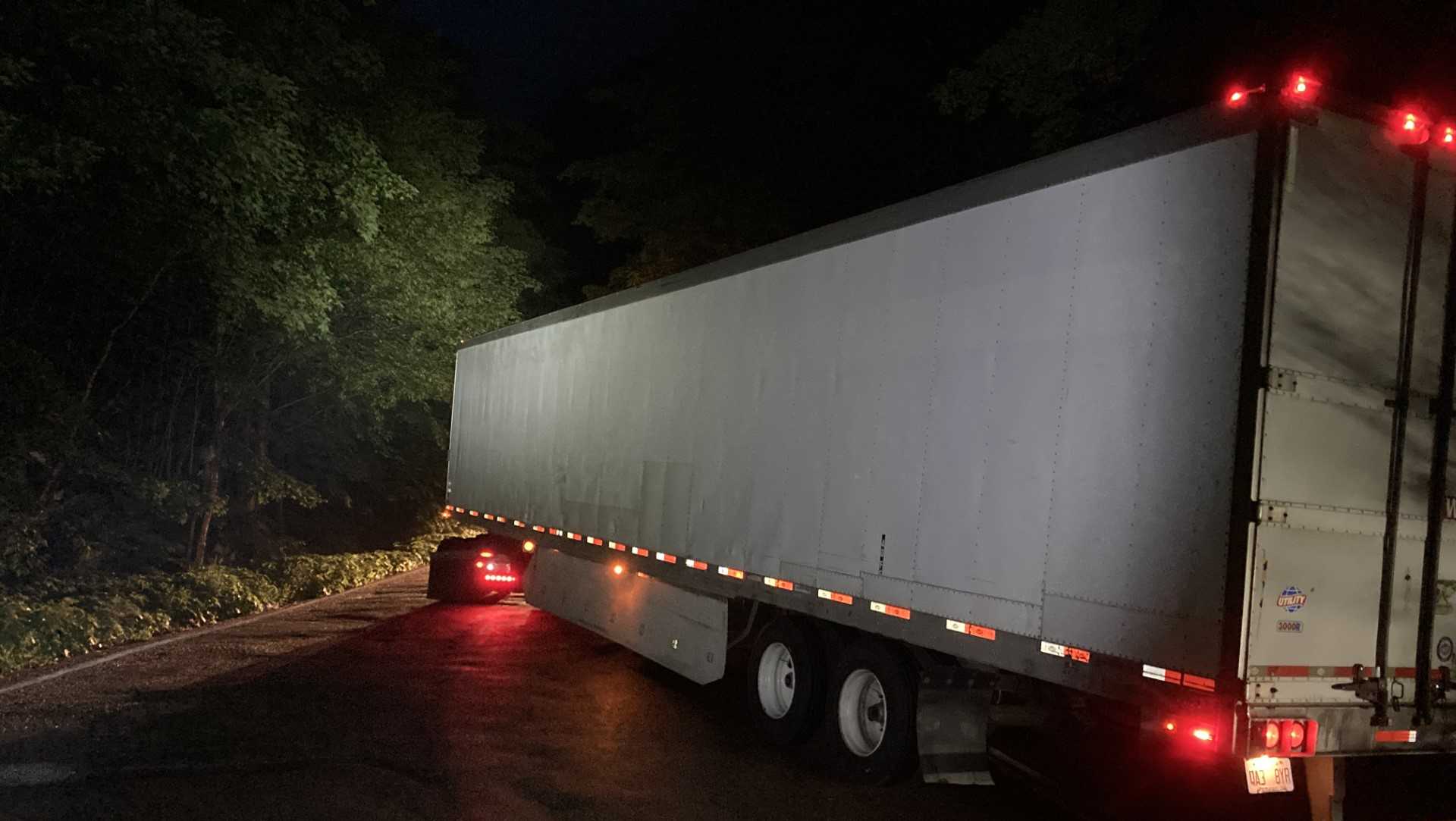 Tractor-trailer gets stuck on Notch Road in Camrbidge - Vimarsana News
