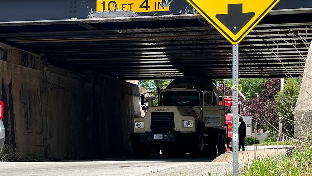 South Carolina: Stuck truck closes road under Greenville bridge - Vimarsana News