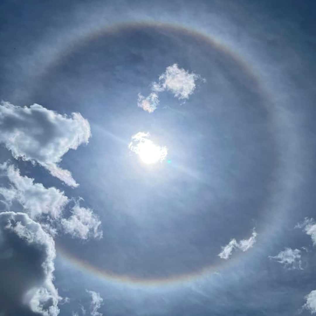 Colourful sun halos appear in southern England - BBC Weather