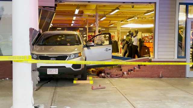 Nido federación catalogar Vehicle crashes into Nike store at Wrentham Premium Outlets