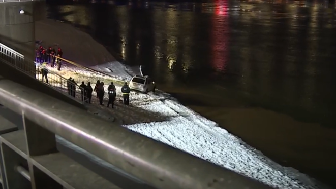Crews recover car seen on video going into icy Ohio River