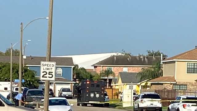 NOPD officers on scene of swat roll in Little Woods - Vimarsana News