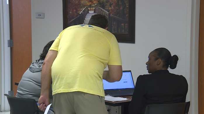 Florida leaders distribute free computer tablets and broadband to homeless people - Vimarsana News
