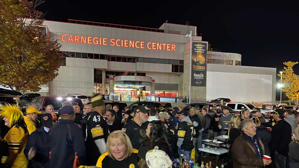 Steelers superfans get married at tailgate before Monday Night