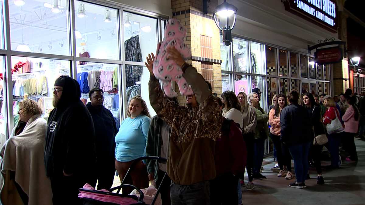 Pooler Tanger Outlets stores forms lines on Black Friday