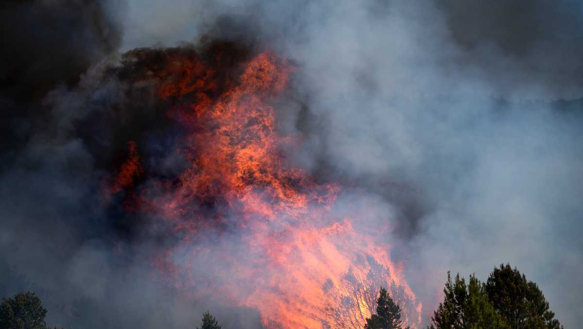 Fire flares up near Taos