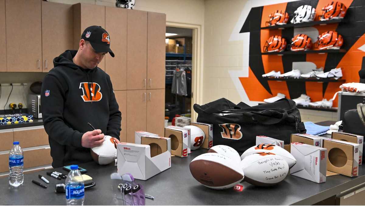 Coach Zac Taylor gives final Ravens-Bengals game ball to New York bar