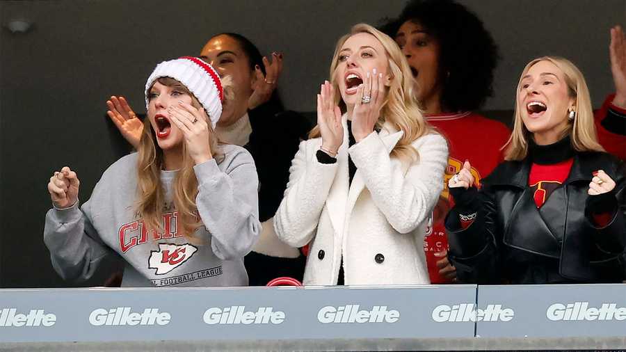 Photos of Taylor Swift's visit to Gillette for Patriots-Chiefs