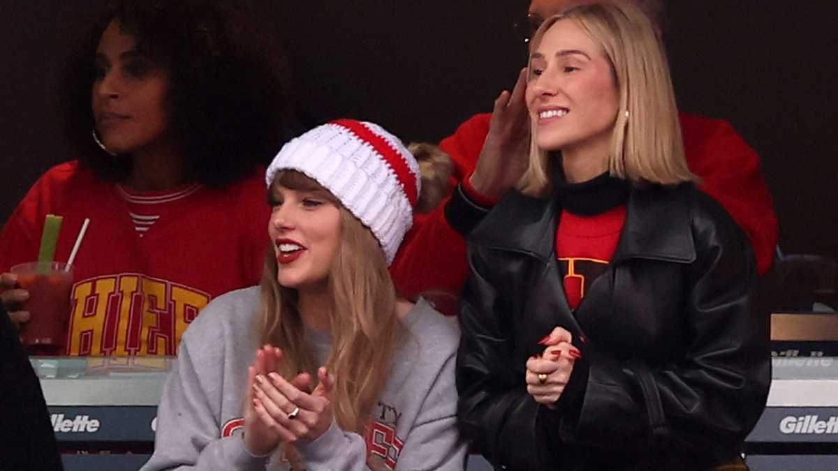 Taylor Swift at Gillette Stadium for Patriots-Chiefs game