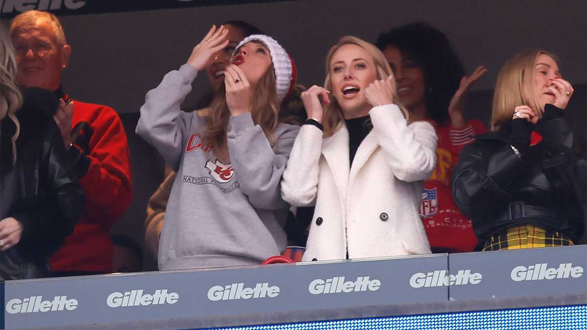 Photos Of Taylor Swift's Visit To Gillette For Patriots-chiefs