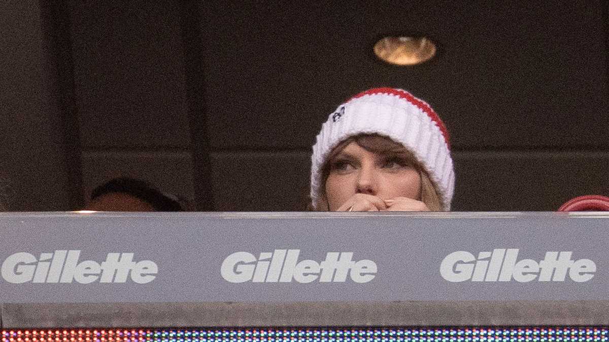 Photos of Taylor Swift's visit to Gillette for Patriots-Chiefs