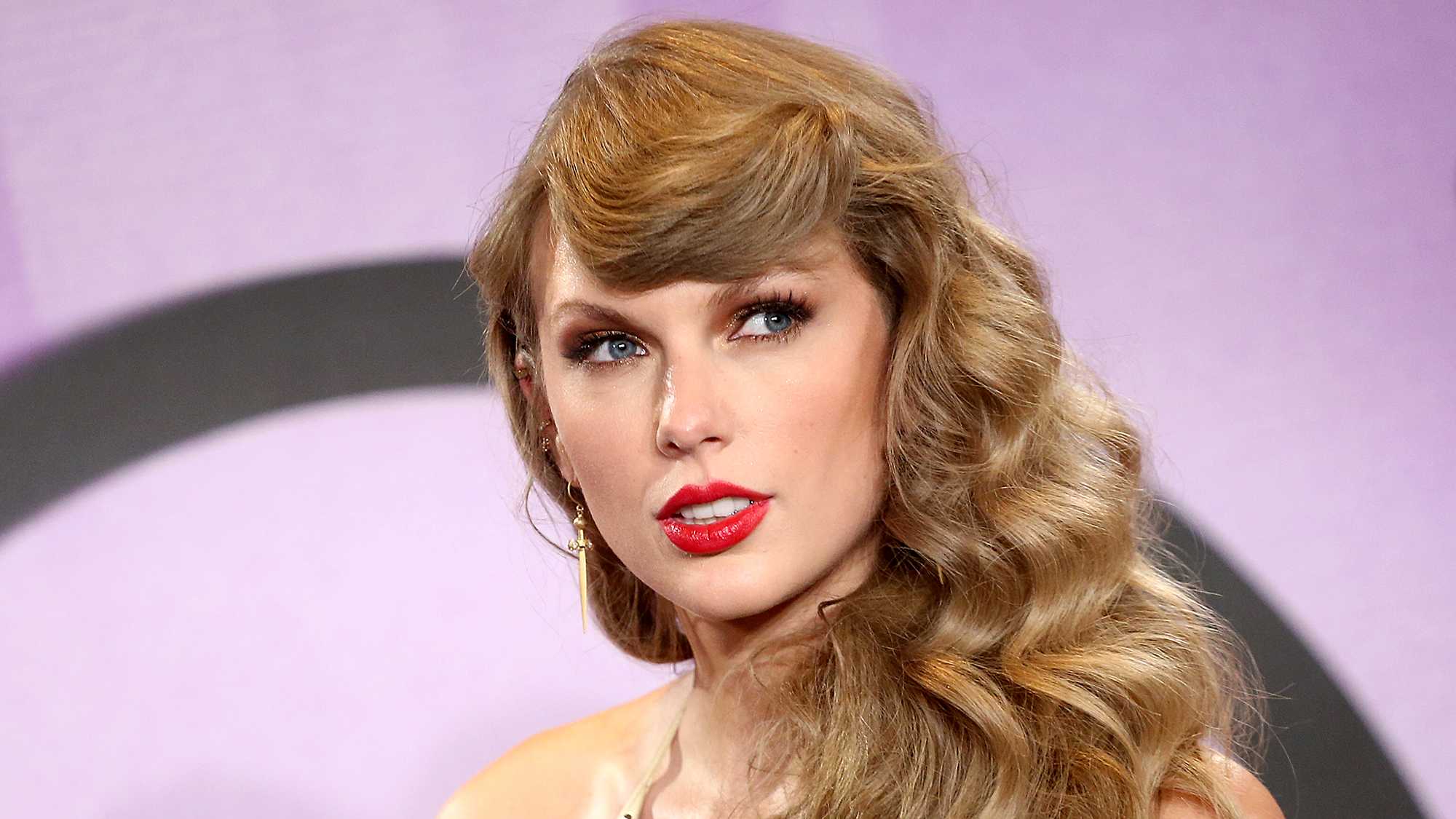 Taylor Swift announces she's releasing a new song