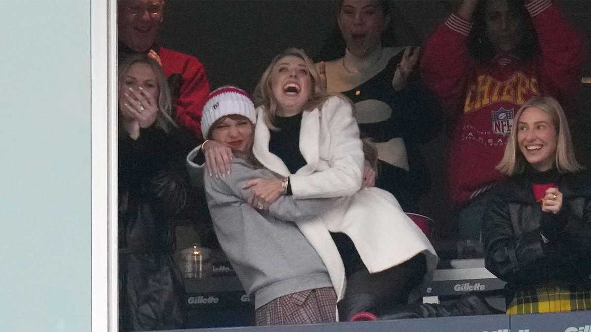 Photos of Taylor Swift's visit to Gillette for Patriots-Chiefs