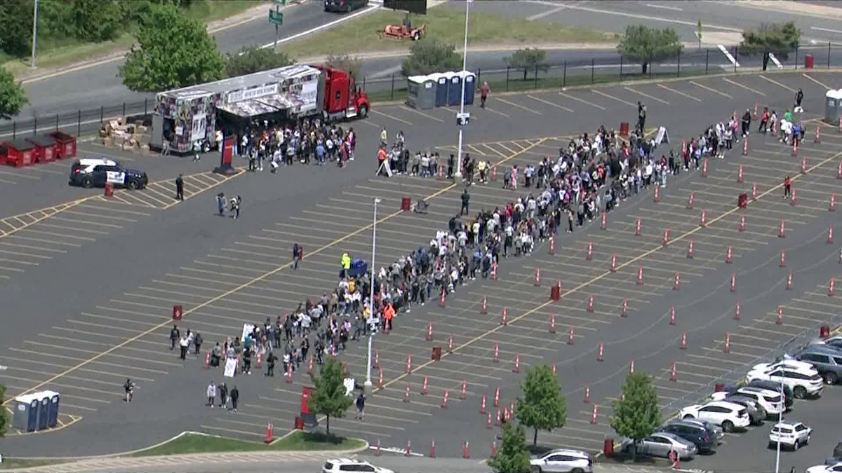 Swifties wait hours at Gillette to buy 'The Eras Tour' merchandise as  Taylor Swift brings show to Massachusetts
