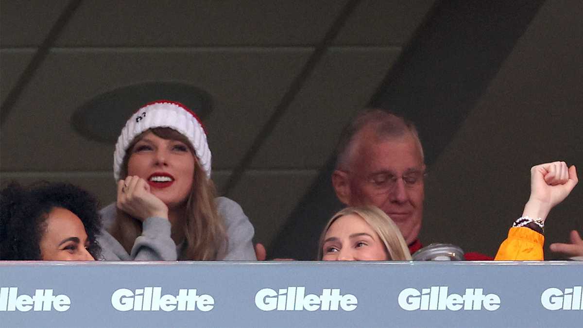 Photos of Taylor Swift's visit to Gillette for Patriots-Chiefs
