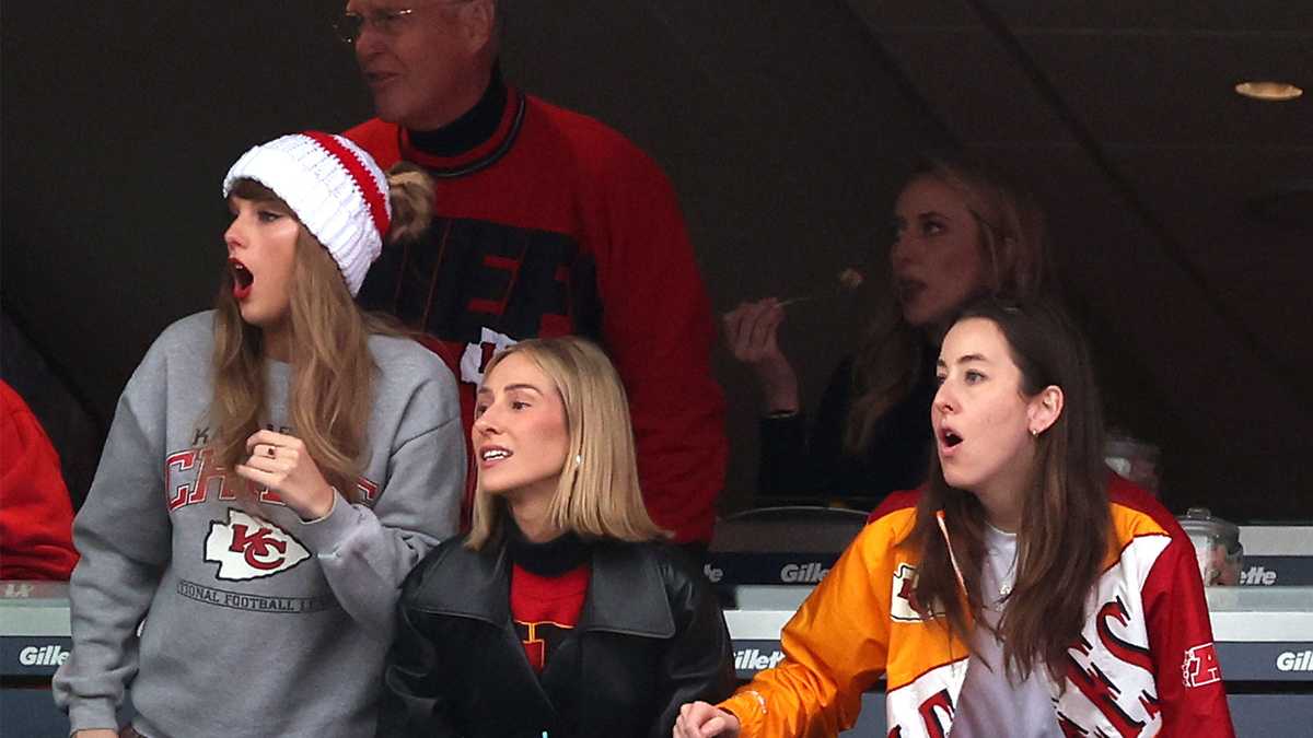 Photos of Taylor Swift's visit to Gillette for Patriots-Chiefs