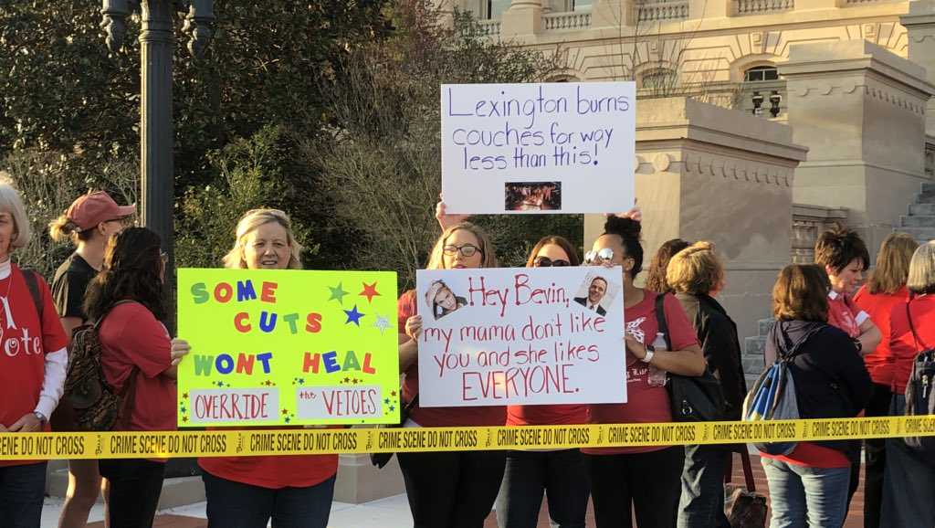 IMAGES: Thousands of teachers arrive in Frankfort for protest